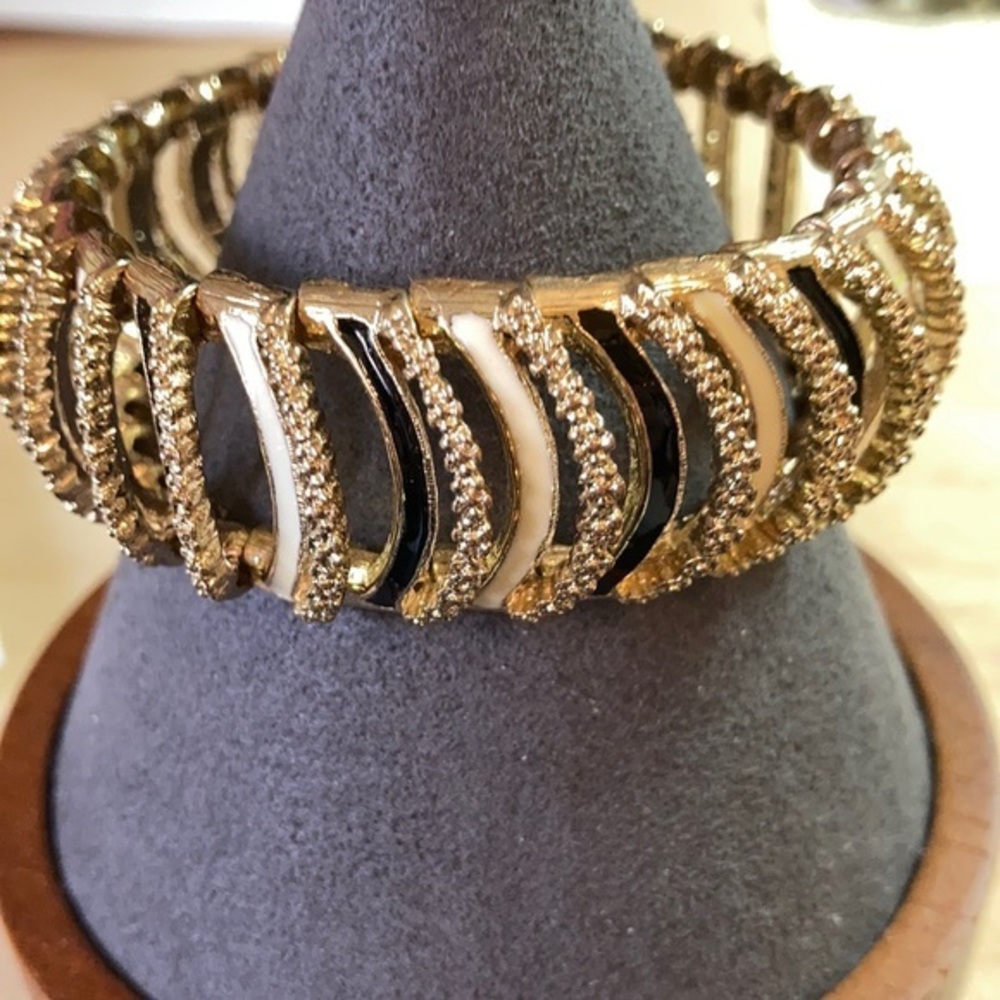 Gold tone nugget black and cream enamel stretch bangle bracelet